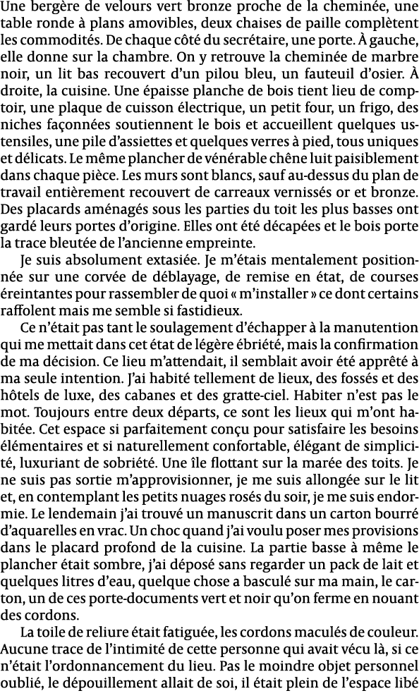 Une berg re de velours vert bronze proche de la chemin e, une table ronde  plans amovibles, deux chaises de paille c...